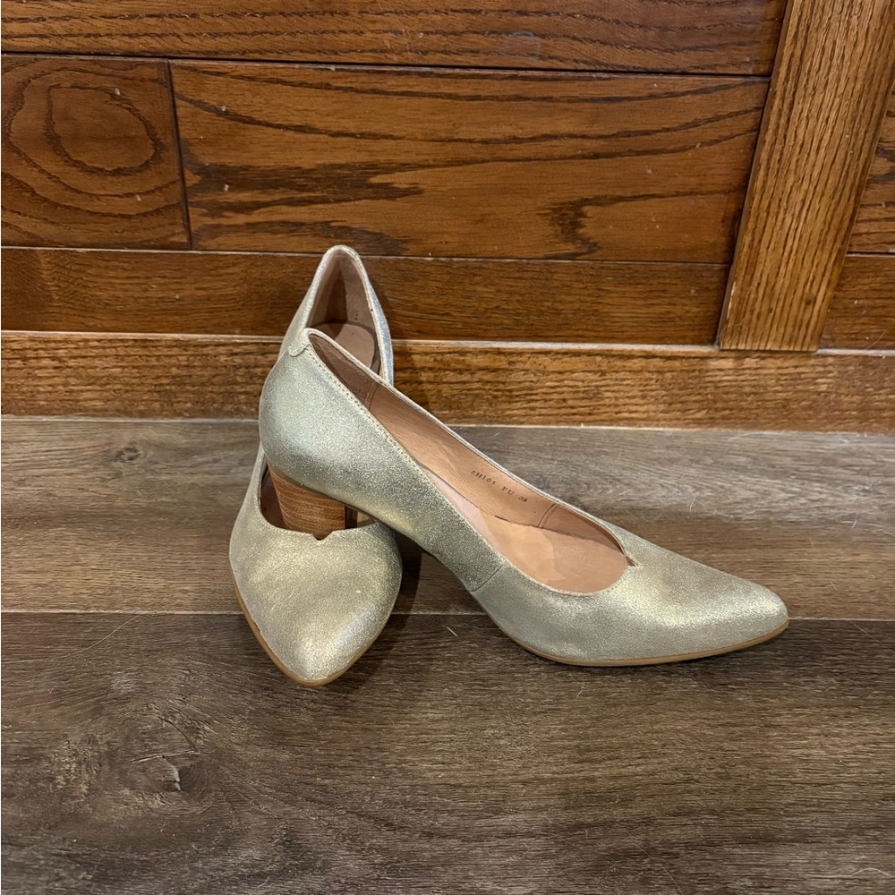 Elegant Women's Gold Heels